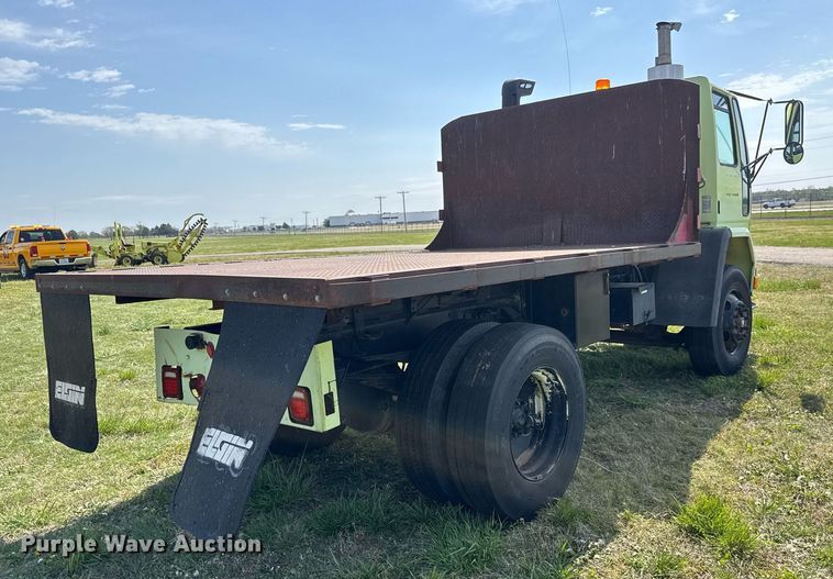 image for item EQ1317 1995 Ford CF7000 dump flatbed truck