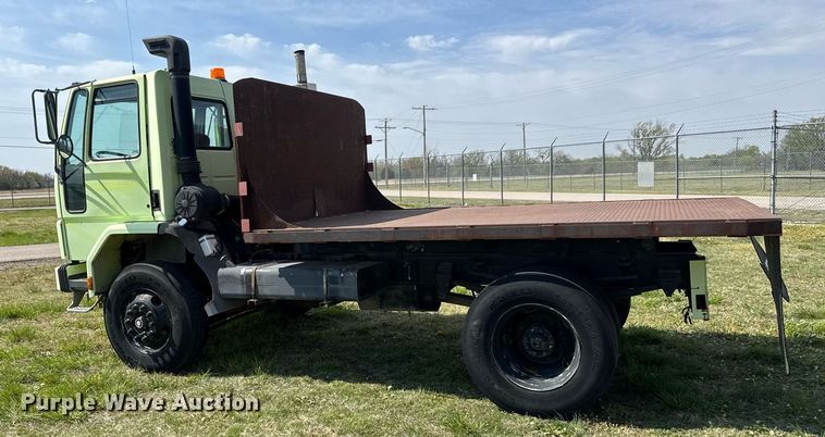 image for item EQ1317 1995 Ford CF7000 dump flatbed truck