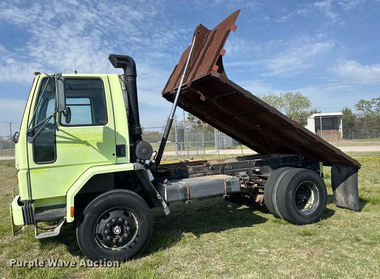 image for item EQ1317 1995 Ford CF7000 dump flatbed truck