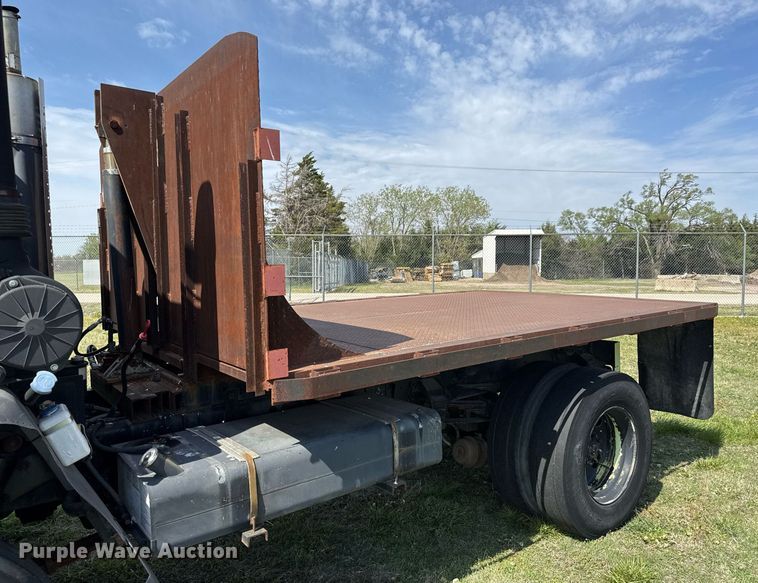 image for item EQ1317 1995 Ford CF7000 dump flatbed truck