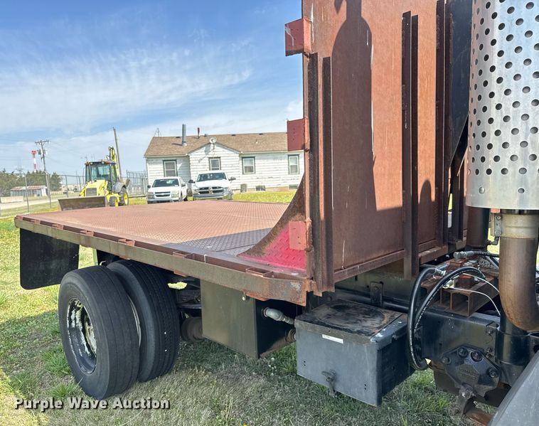 image for item EQ1317 1995 Ford CF7000 dump flatbed truck