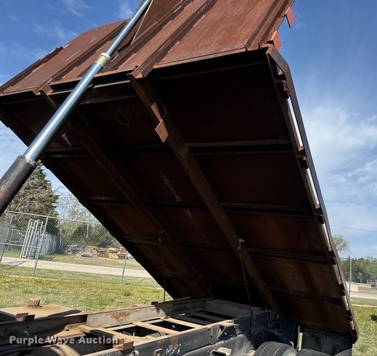 image for item EQ1317 1995 Ford CF7000 dump flatbed truck