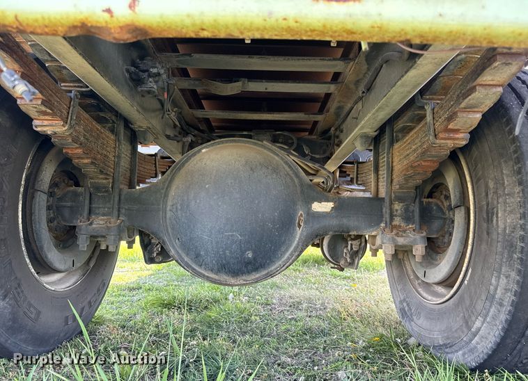 image for item EQ1317 1995 Ford CF7000 dump flatbed truck