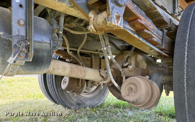 image for item EQ1317 1995 Ford CF7000 dump flatbed truck