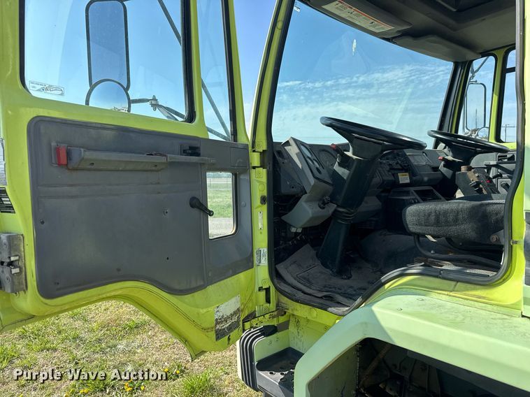 image for item EQ1317 1995 Ford CF7000 dump flatbed truck