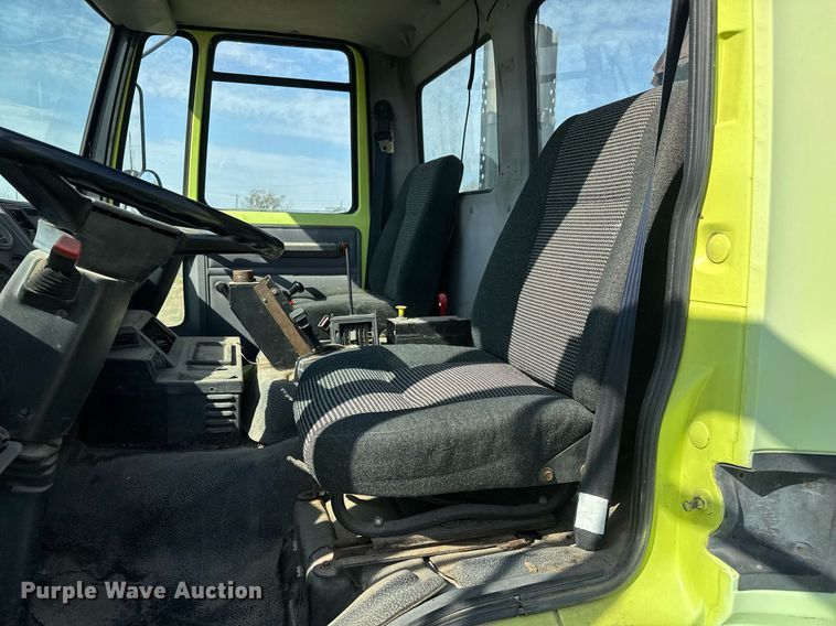 image for item EQ1317 1995 Ford CF7000 dump flatbed truck