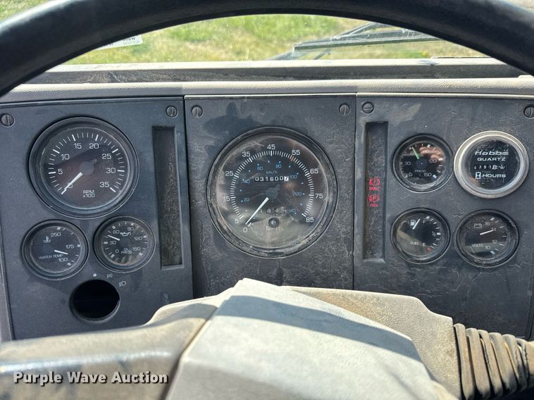 image for item EQ1317 1995 Ford CF7000 dump flatbed truck