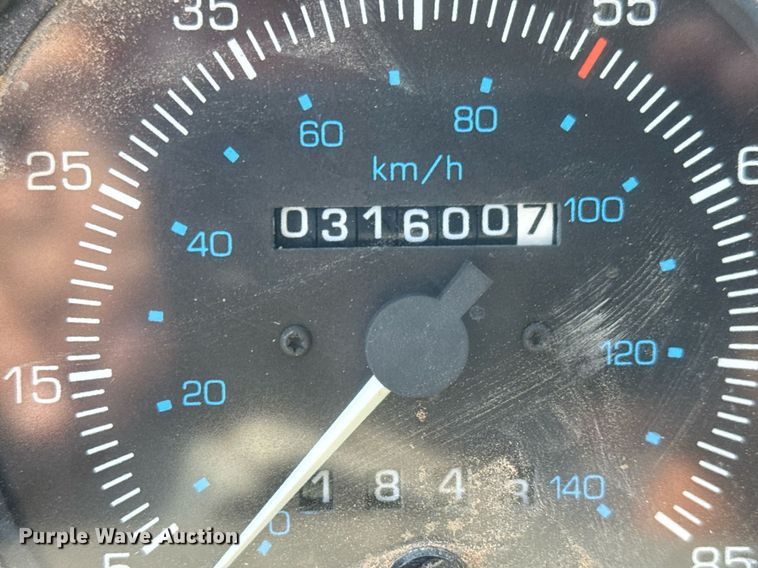 image for item EQ1317 1995 Ford CF7000 dump flatbed truck