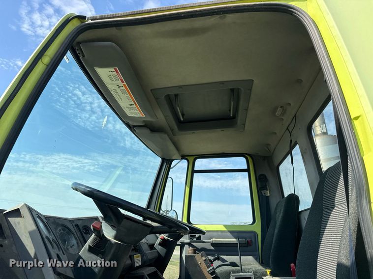 image for item EQ1317 1995 Ford CF7000 dump flatbed truck