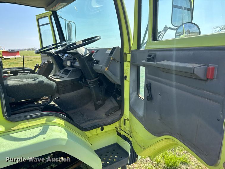 image for item EQ1317 1995 Ford CF7000 dump flatbed truck