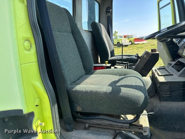 image for item EQ1317 1995 Ford CF7000 dump flatbed truck