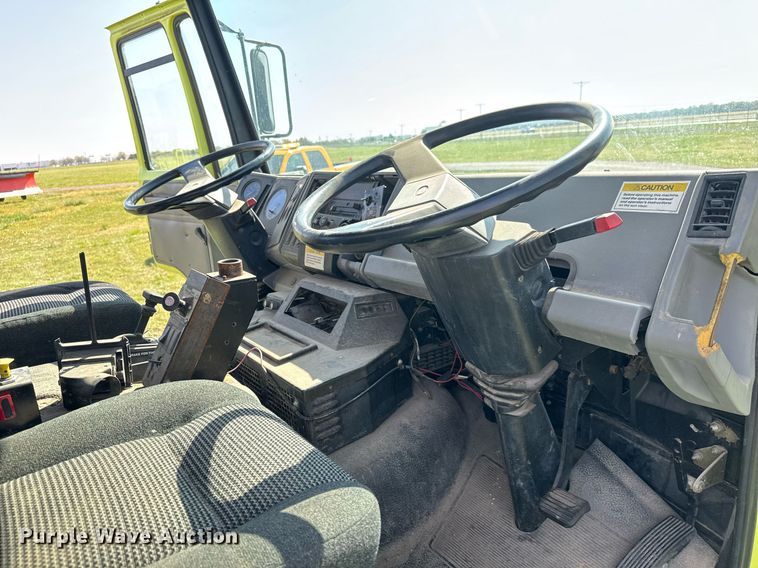 image for item EQ1317 1995 Ford CF7000 dump flatbed truck