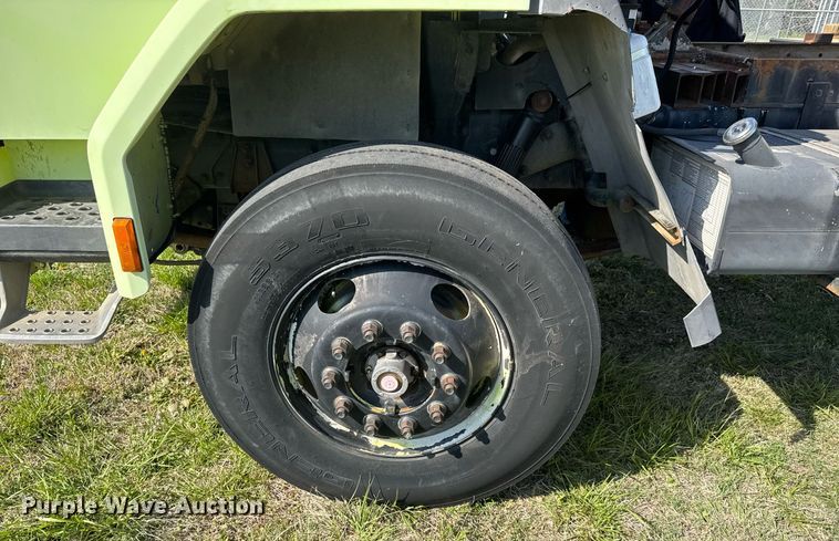 image for item EQ1317 1995 Ford CF7000 dump flatbed truck