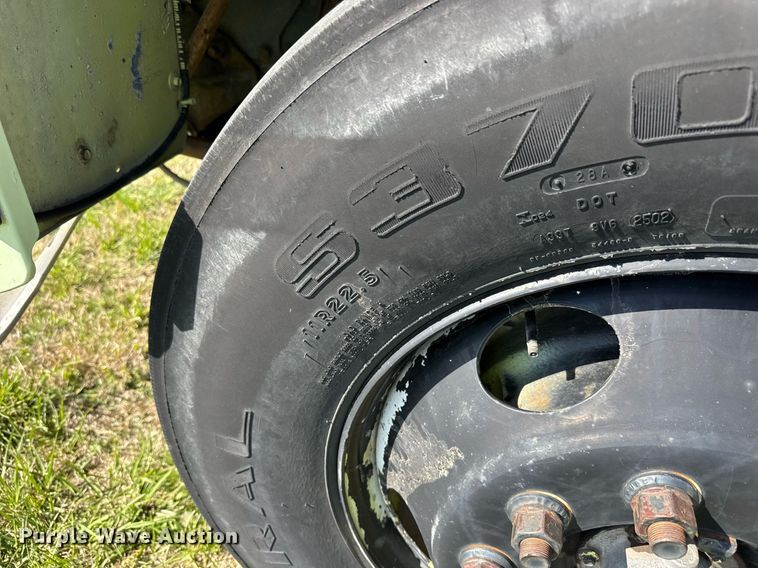 image for item EQ1317 1995 Ford CF7000 dump flatbed truck