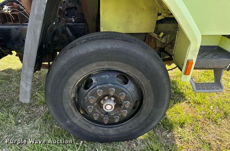 image for item EQ1317 1995 Ford CF7000 dump flatbed truck