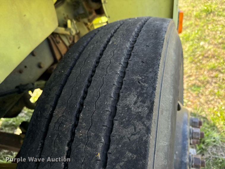 image for item EQ1317 1995 Ford CF7000 dump flatbed truck