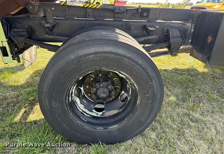 image for item EQ1317 1995 Ford CF7000 dump flatbed truck