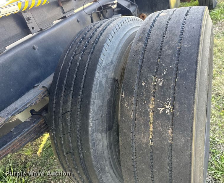 image for item EQ1317 1995 Ford CF7000 dump flatbed truck