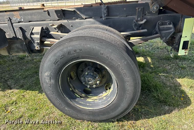 image for item EQ1317 1995 Ford CF7000 dump flatbed truck