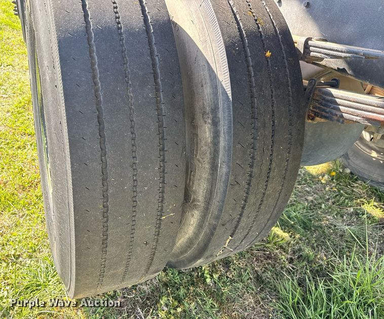 image for item EQ1317 1995 Ford CF7000 dump flatbed truck