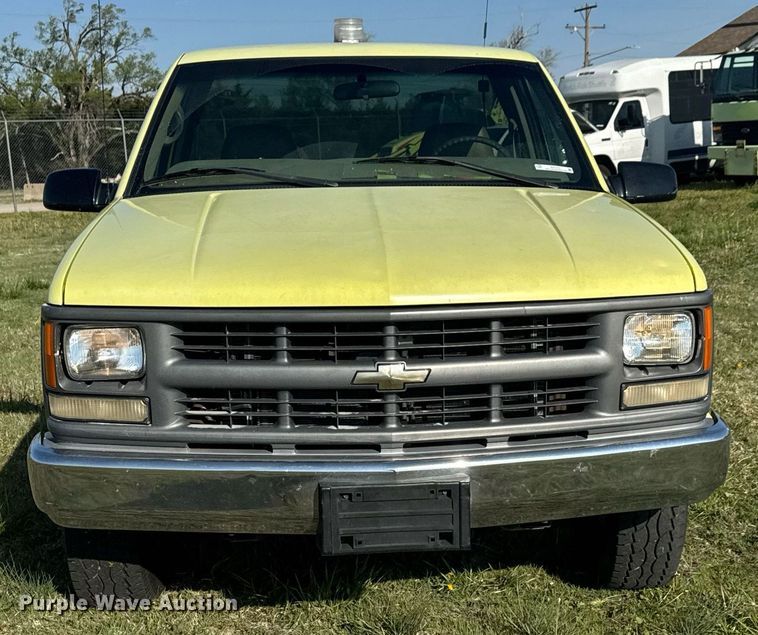 image for item EQ1319 2000 Chevrolet C2500 pickup truck