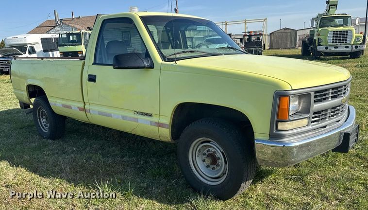 image for item EQ1319 2000 Chevrolet C2500 pickup truck