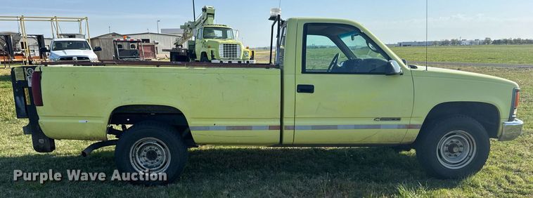 image for item EQ1319 2000 Chevrolet C2500 pickup truck