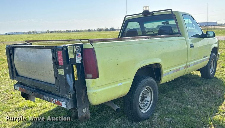 image for item EQ1319 2000 Chevrolet C2500 pickup truck