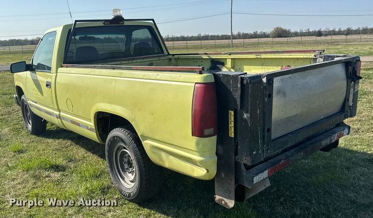 image for item EQ1319 2000 Chevrolet C2500 pickup truck