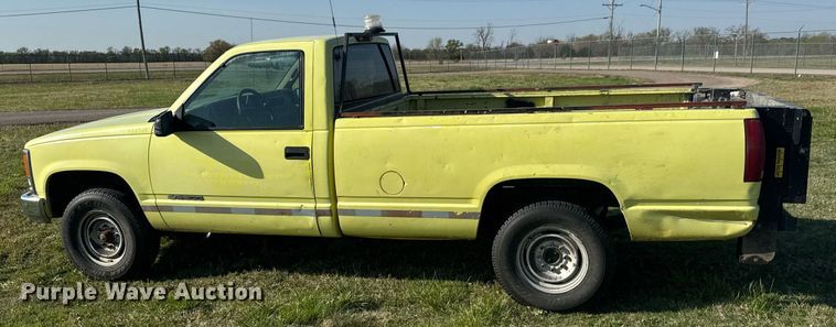 image for item EQ1319 2000 Chevrolet C2500 pickup truck