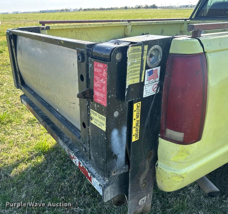 image for item EQ1319 2000 Chevrolet C2500 pickup truck