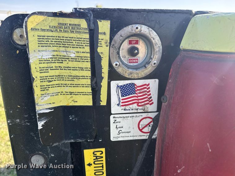 image for item EQ1319 2000 Chevrolet C2500 pickup truck