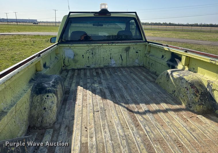 image for item EQ1319 2000 Chevrolet C2500 pickup truck