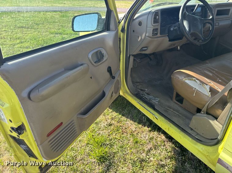 image for item EQ1319 2000 Chevrolet C2500 pickup truck