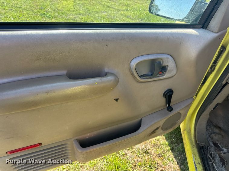 image for item EQ1319 2000 Chevrolet C2500 pickup truck