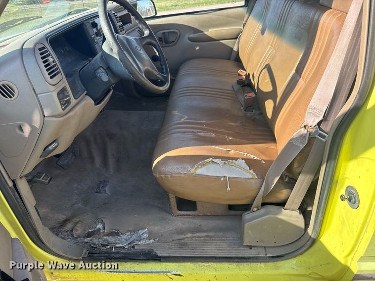 image for item EQ1319 2000 Chevrolet C2500 pickup truck