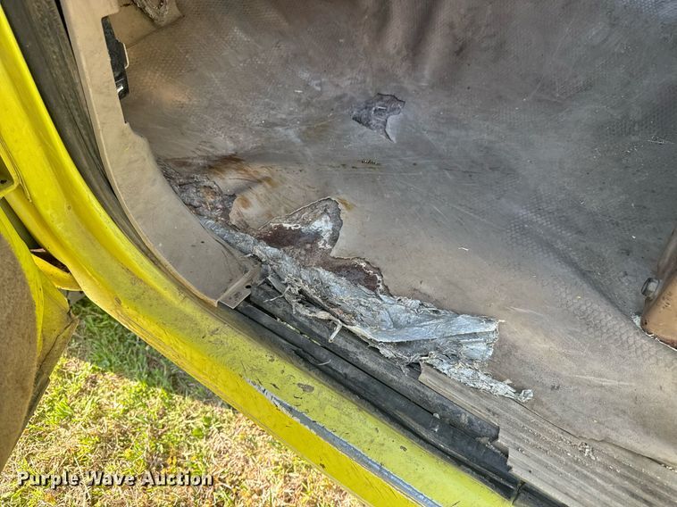 image for item EQ1319 2000 Chevrolet C2500 pickup truck