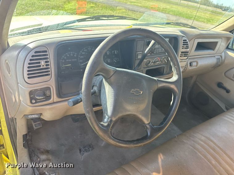 image for item EQ1319 2000 Chevrolet C2500 pickup truck