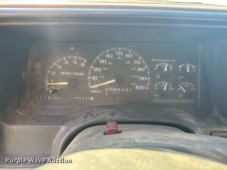 image for item EQ1319 2000 Chevrolet C2500 pickup truck