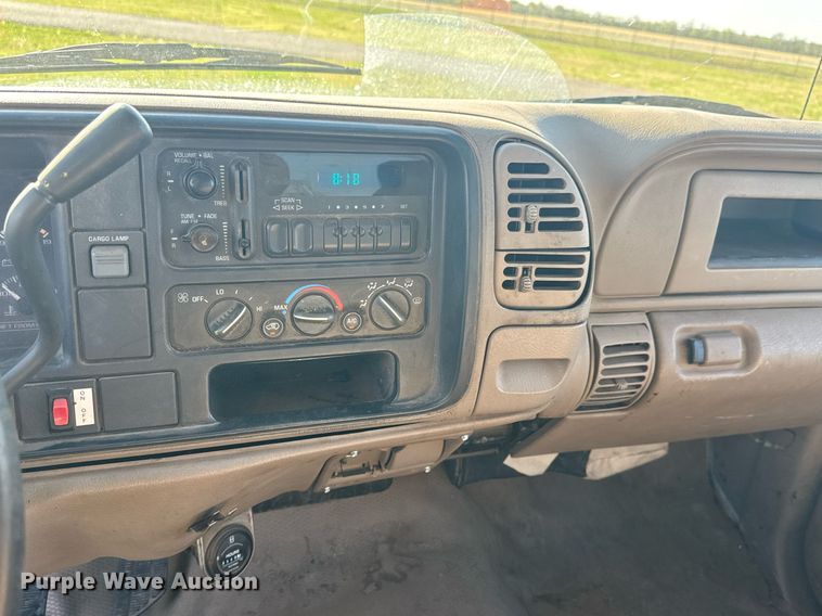 image for item EQ1319 2000 Chevrolet C2500 pickup truck