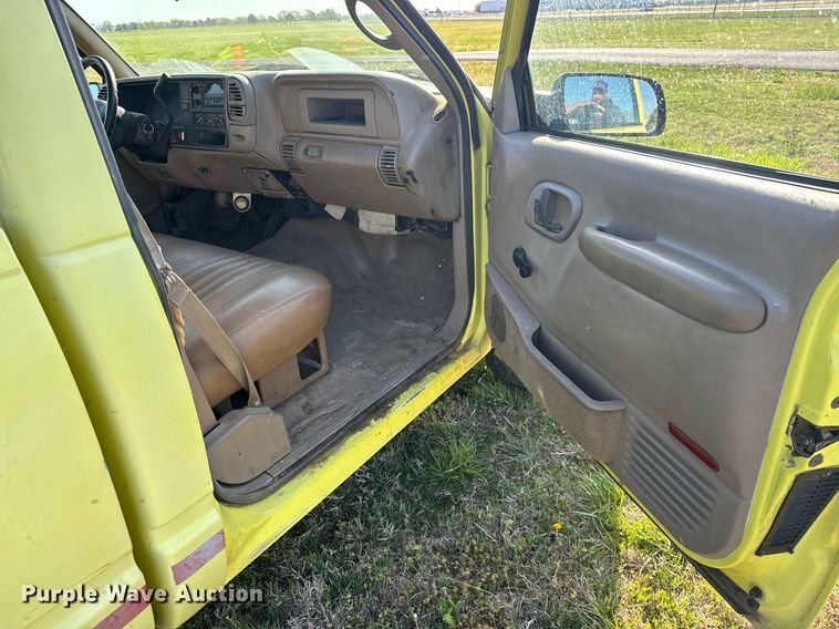 image for item EQ1319 2000 Chevrolet C2500 pickup truck