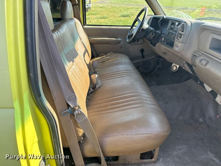 image for item EQ1319 2000 Chevrolet C2500 pickup truck