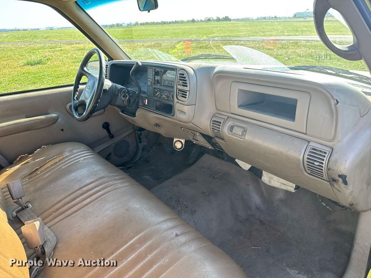 image for item EQ1319 2000 Chevrolet C2500 pickup truck