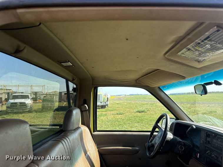 image for item EQ1319 2000 Chevrolet C2500 pickup truck