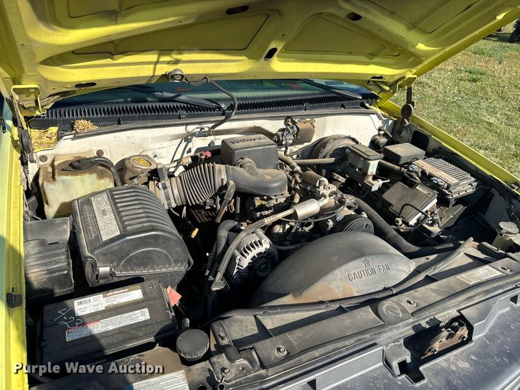 image for item EQ1319 2000 Chevrolet C2500 pickup truck