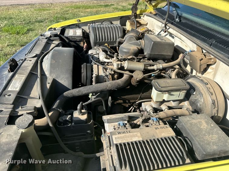 image for item EQ1319 2000 Chevrolet C2500 pickup truck