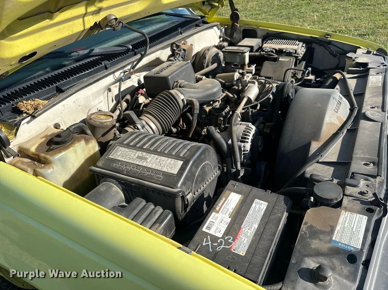 image for item EQ1319 2000 Chevrolet C2500 pickup truck