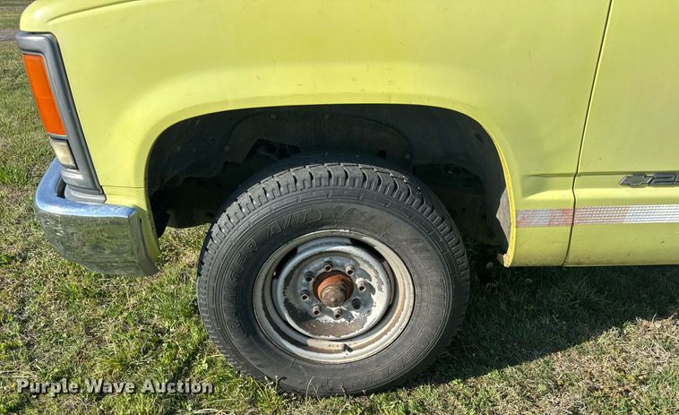 image for item EQ1319 2000 Chevrolet C2500 pickup truck