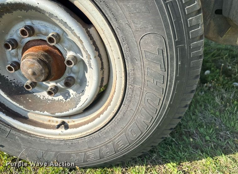 image for item EQ1319 2000 Chevrolet C2500 pickup truck