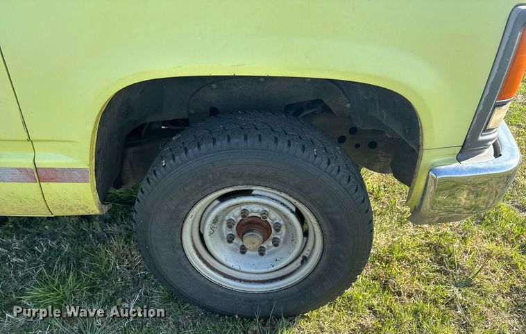 image for item EQ1319 2000 Chevrolet C2500 pickup truck